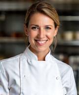 Fotografia Chef Elena Popa, zâmbind într-o bucătărie